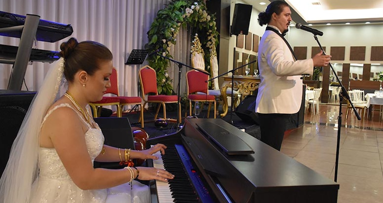 Piyanist gelin ve opera sanatçısı damat düğünlerinde sahne aldı